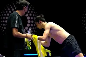 王曼昱险胜归化球员！向鹏差点掀翻4号种子，大头胜曼昱昔日搭档图片