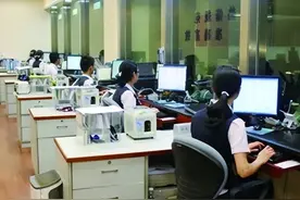 银行错把储户800元打成800万，发现时储户已将钱花光，后果怎样？图片