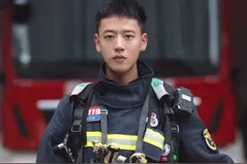 独腿网红“春游哥哥”遭网曝，疑因跟帅气消防员谈恋爱被网友嫉妒图片