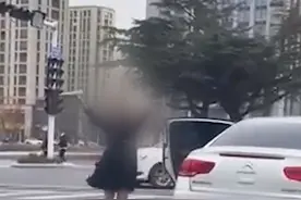 女子在红绿灯路口手持高跟鞋跳舞，交警：她应该是乘客，正在联系车主，会进行批评教育图片