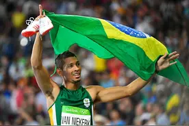 让博尔特佩服的男人！打破400米纪录，后程加速“惊呆”博尔特图片