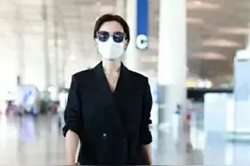 陈数168身高穿出150的感觉！黑西装配白喇叭裤，上深下浅显得好胖图片