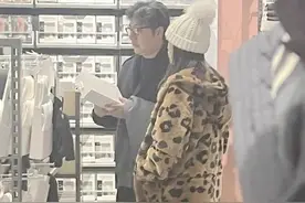 王岳伦与女儿逛街！13岁王诗龄穿豹纹皮草似富婆，身高快赶上爸爸图片