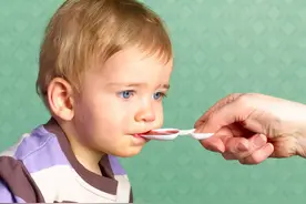 给娃喂药太费劲？试试这3个方法，不乖乖配合都难图片