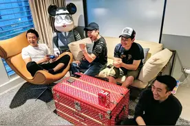 放弃亿万家产，41岁还单身，确诊后住4亿豪宅内隔离，可怜林俊杰图片
