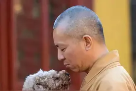 不打坐不念经，欠150万外债：这个不务正业的和尚，选择普渡众生图片