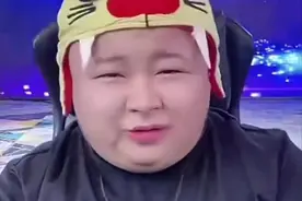 结婚不足一年，网红“老狗”自曝患口腔癌晚期，妻子捂鼻一脸嫌弃图片