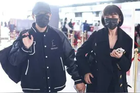 甜！刘恺威牵手女友合体现身，刘晓峰小鸟依人，两人已甜蜜同居图片