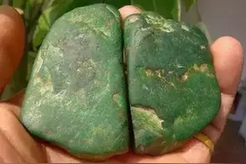 1w2买的「帝王绿」翡翠原石，切出来干青种！钱全打水漂了图片