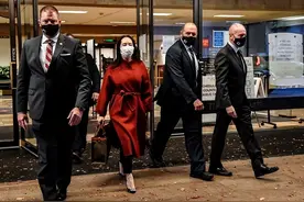 614亿！孟晚舟升任董事长，华为“开仓放粮”，美国学者发出警告图片