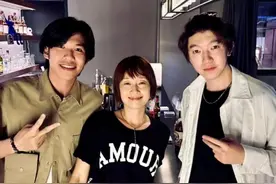 46岁马伊琍与俩帅哥玩乐，桌上摆满酒满脸笑容，穿千元衣身材骨感图片