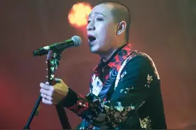 梁龙:和王菲谈过恋爱，音乐拍戏两不误，“摇滚教母”当之无愧图片