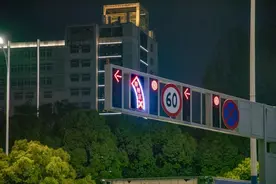 走错扣6分！“左转待转区”如何通行→图片