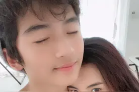 张柏芝晒母子合影，与14岁Lucas互相依偎，秀同款项链似情侣图片