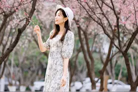 和美女逛公园的一天图片