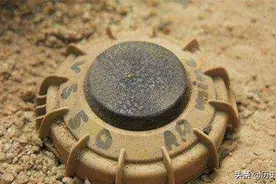 影视剧中只要踩到地雷，不抬脚就不会爆炸，是真的吗？别再被骗了图片