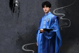 高清大图！人民网等39家媒体争相报道，高校毕业生设计的10套华美学位服爆火图片