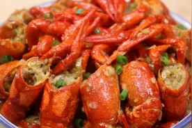 小龙虾只用清水清洗，泥沙难洗还腥，多加3样东西，脏东西跑光光图片