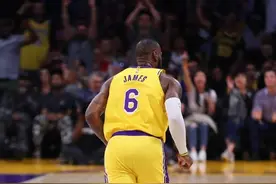 湖人发文致敬詹姆斯，名记：詹姆斯正在考虑退役，不确定是否出战下赛季，球迷质疑：不是说好要打父子篮球？图片