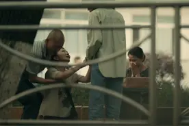 《亲爱的小孩》谢丹“那卑微一跪”，终于撕裂了谢天华的病态婚姻图片