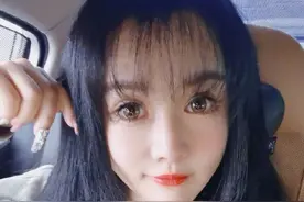 邹市明老婆晒卖萌自拍，过度P图变大眼娃娃，真实状态判若两人图片