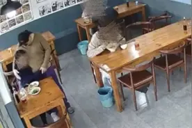 女子独坐喝酒流泪，老板娘一个动作太暖心……图片