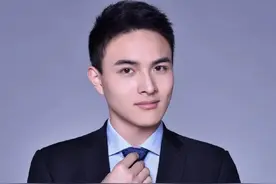 央视主持界的7位帅哥，有人32岁英年早逝，53岁的亚宁依旧英俊图片