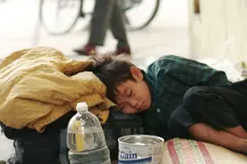 湖南亿万富豪去世,四胞胎孩子辍学在家：47套房产付不起大学学费图片