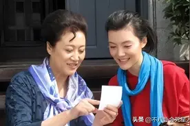 102岁演员车毅去世！孙女车晓发文悼念，94岁演员田华现身追悼会图片