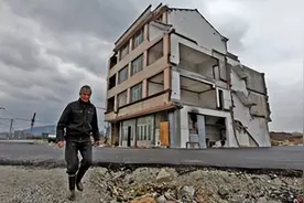 钉子户不满26万拆迁款，堵大马路受尽折磨，4年后一笔账让他醒悟图片