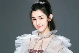 哈妮克孜被曝和男友约会！对方街边抠脚不顾形象，喝平价奶茶寒酸图片