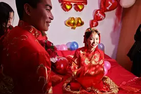 辽宁大叔赴内蒙参加婚礼，喝2杯茅台就要走，刚离桌就反悔:不能走图片