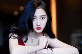 深扒“京圈格格”关晓彤的神秘家世背景，你远远想不到图片