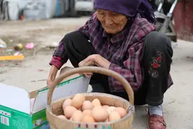 3岁娃罹患血癌！九旬老人攒鸡蛋换钱盼重外孙康复图片