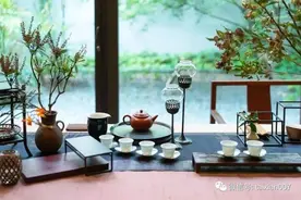 行走在城镇茶馆里的留守妇女图片