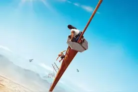 两个妹子作死爬610米高塔，阶梯坠落被困塔顶，最后反转出人意料图片