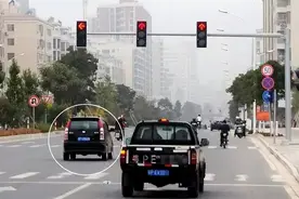 “误闯”红灯，记住这个动作能避免扣6分图片