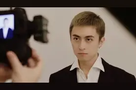 秦奋和父亲秦嗣新合照公开：是厉害的生意人，居住在跑马地图片