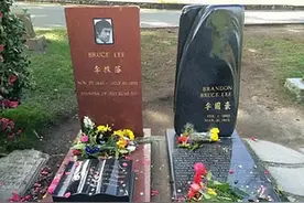 美国西雅图李小龙的墓地：儿子陪伴在旁边，墓碑前12个字令人沉思图片
