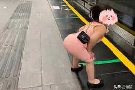 四岁幼女“奶辣风”装扮火出圈，是穿衣自由还是审美畸形？图片