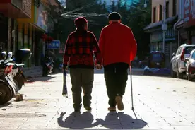 奉劝6070后，不要随便把父母接到城里，那可能不是老人想要的孝顺图片