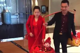 福建一公婆用箩筐担着孙子参加儿子婚礼，全程喜笑颜开网友沾喜气图片