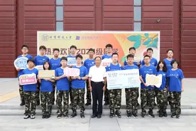 “今天，69岁的高中校长来送我们上大学啦！”图片