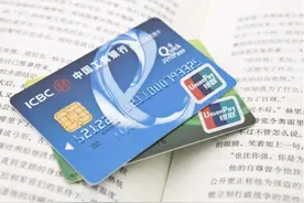 银行卡短信通知要开通吗？收费政策该取消吗？银行员工给出建议图片