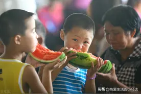 在老人眼里，带亲孙好还是带外孙好？三位老人说出了心里话图片