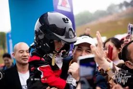 5岁赛车神童“小海浪”开上汽车拉力赛跑道。一个月前，与爸爸一起挑战无人区40公里越野拉力赛图片