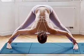 1个超简单的倒立体式，每天都应该练一遍图片