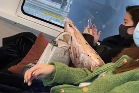 刘亦菲拎5万包包现身高铁，手上戴超大钻石戒指，险些被粉丝搭讪图片