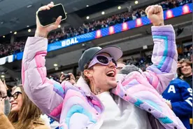 全场疯狂！贾斯汀·比伯和海莉双双现身加拿大冰球场！图片