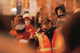 韩红带群星凌晨扫大街，马思纯郭晓东等现身，蹲地捡垃圾毫无架子图片